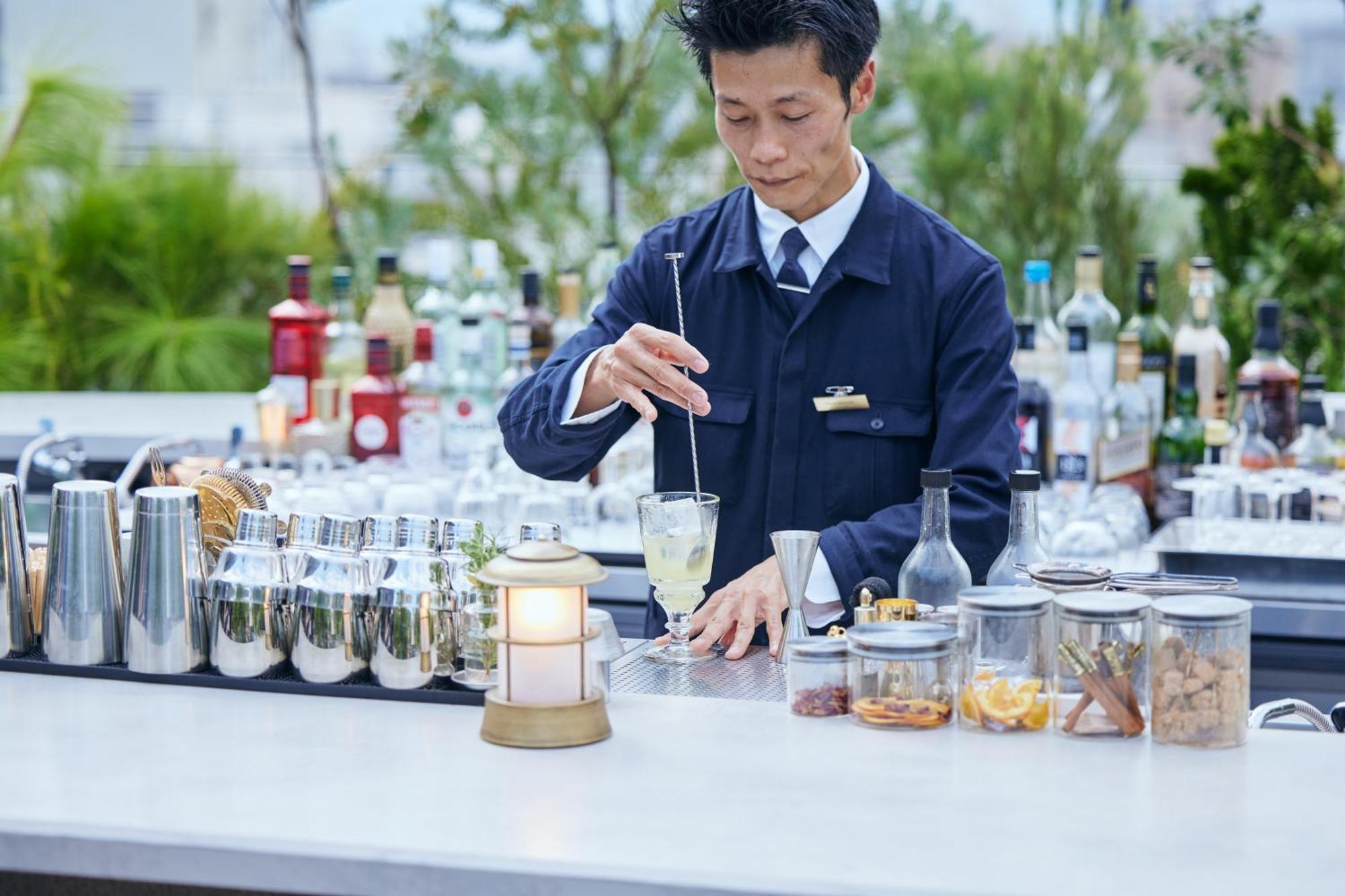 京都清水诺嘉酒店 外观 照片 A bartender stirring a drink