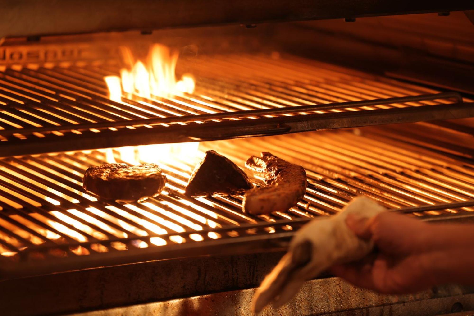 京都清水诺嘉酒店 外观 照片 Cooking over a wood-burning grill