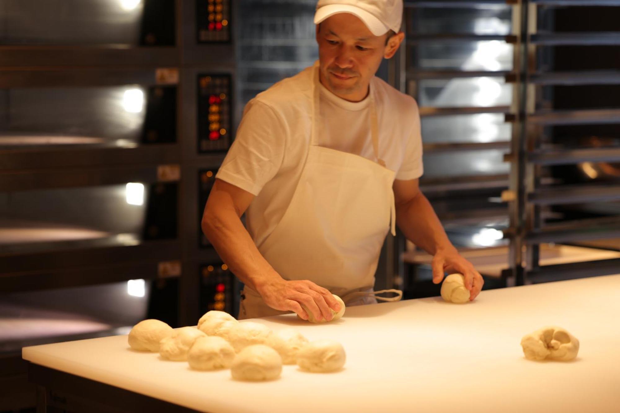 京都清水诺嘉酒店 外观 照片 A baker preparing bread dough