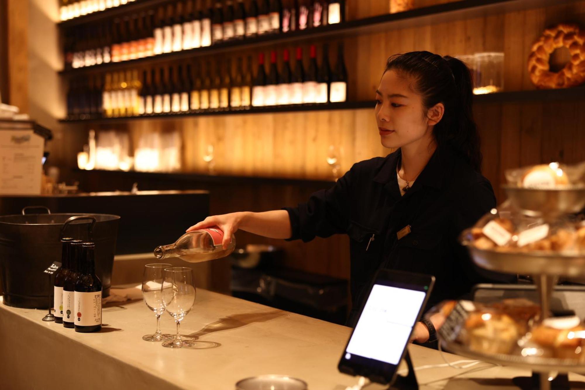 京都清水诺嘉酒店 外观 照片 A waitress at work