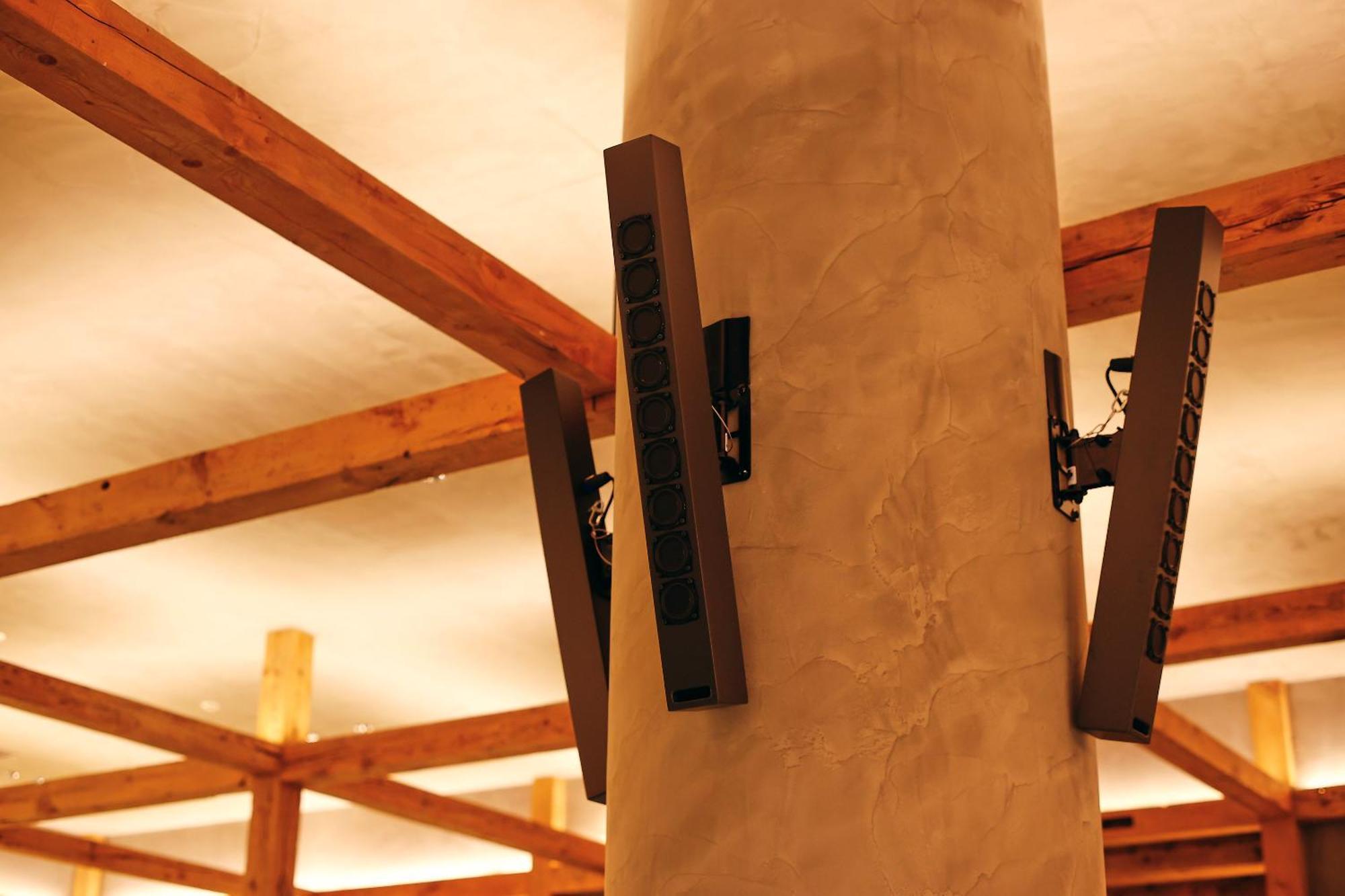 京都清水诺嘉酒店 外观 照片 A pair of line array loudspeakers mounted on a column